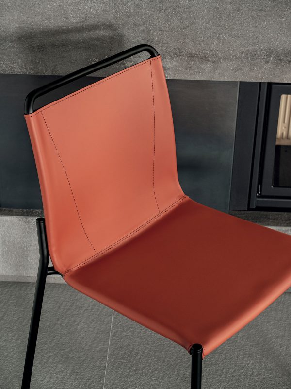 Стулья SHAPE с подлокотниками и без