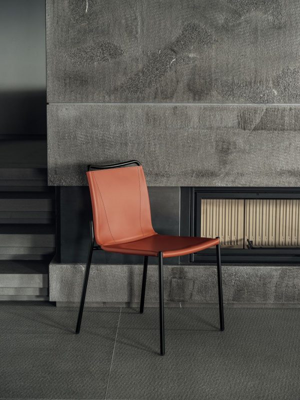 Стулья SHAPE с подлокотниками и без