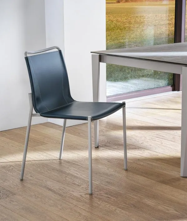 Стулья SHAPE с подлокотниками и без