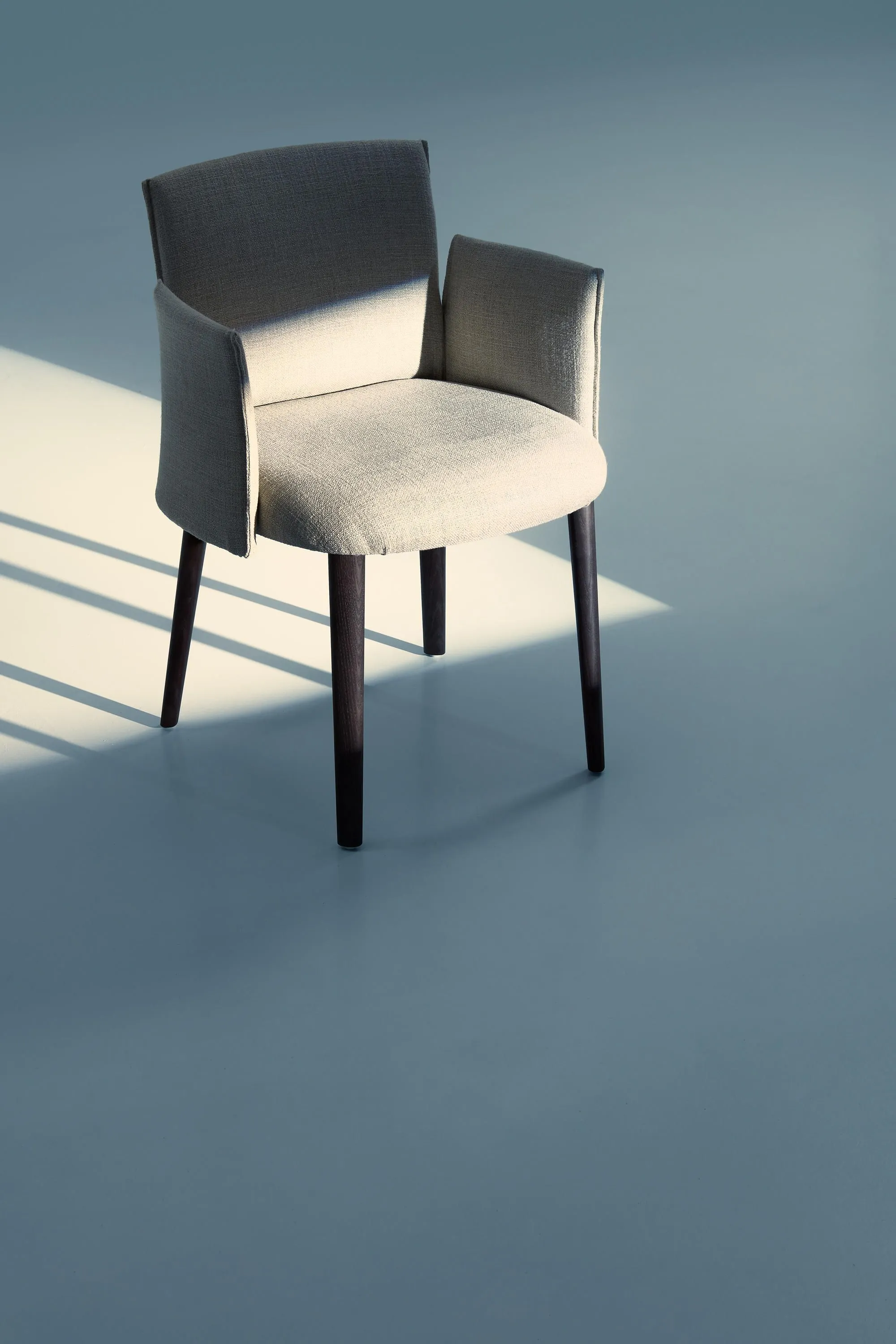 Cтул с подлокотниками AYRA от Lema