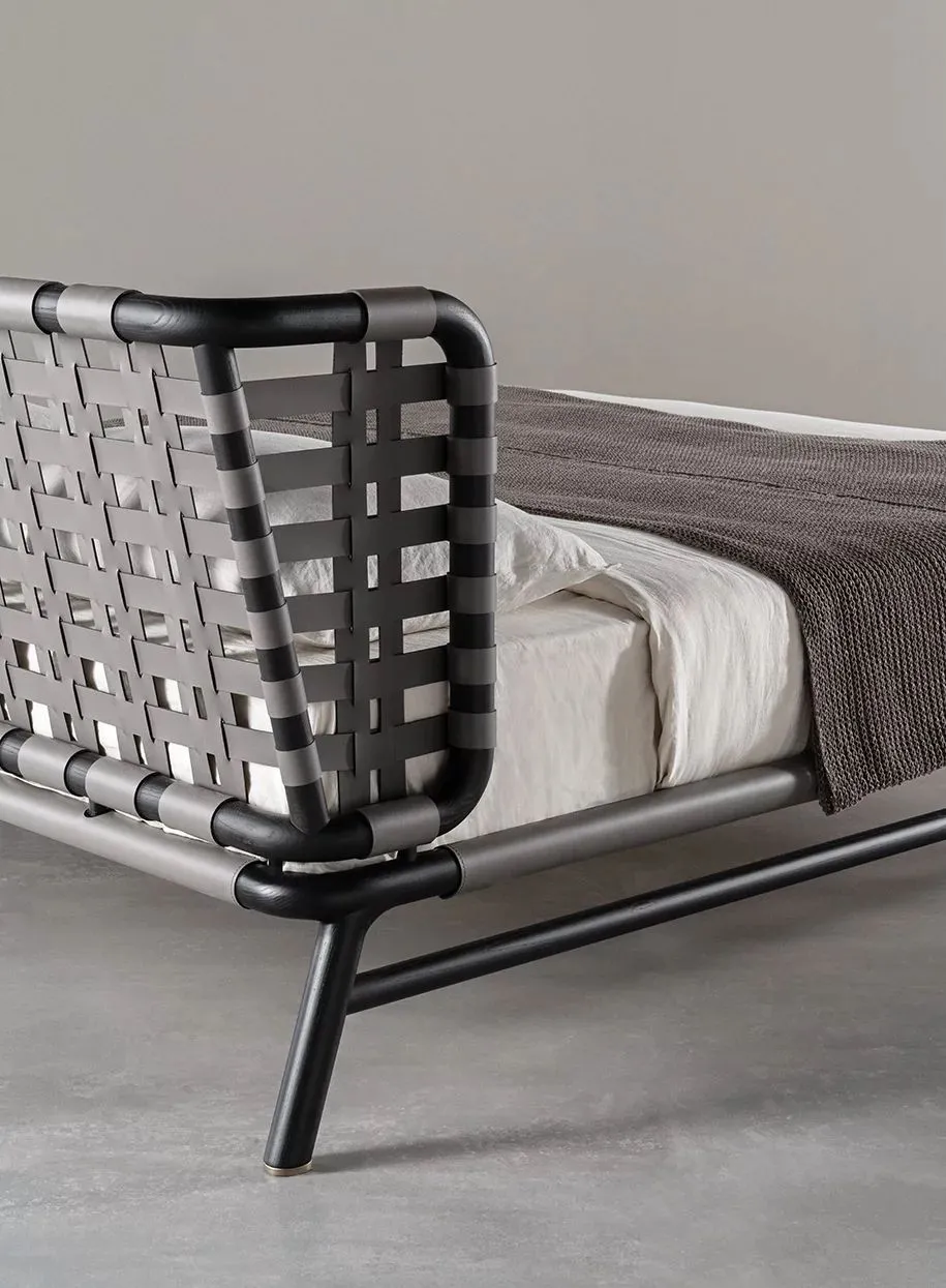 Кровать EDOARDO с кожаным плетением от Meridiani