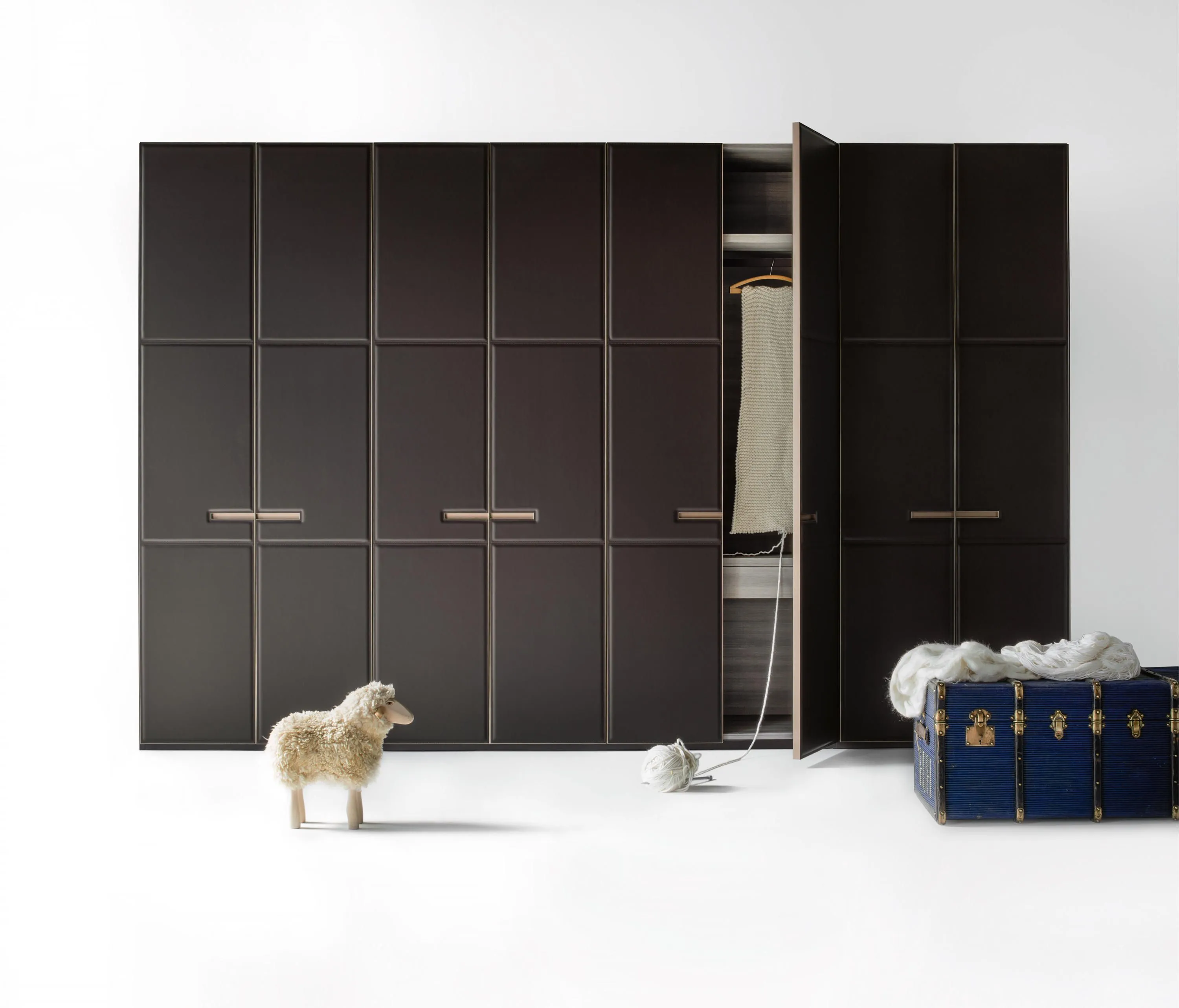 Распашные шкафы WARM от Lema