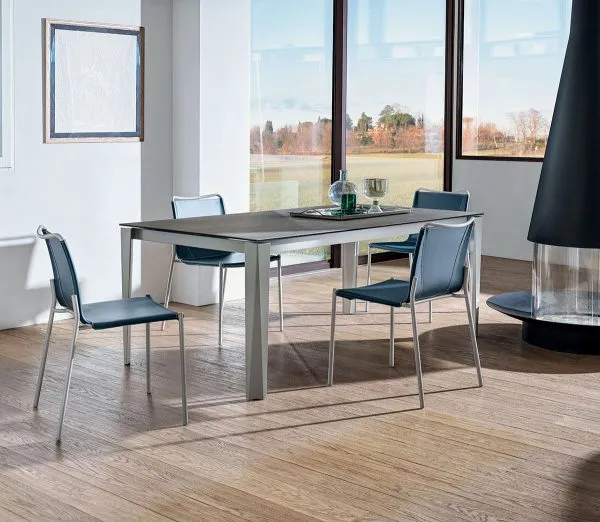 Стулья SHAPE с подлокотниками и без