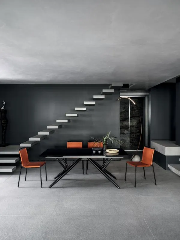 Стулья SHAPE с подлокотниками и без