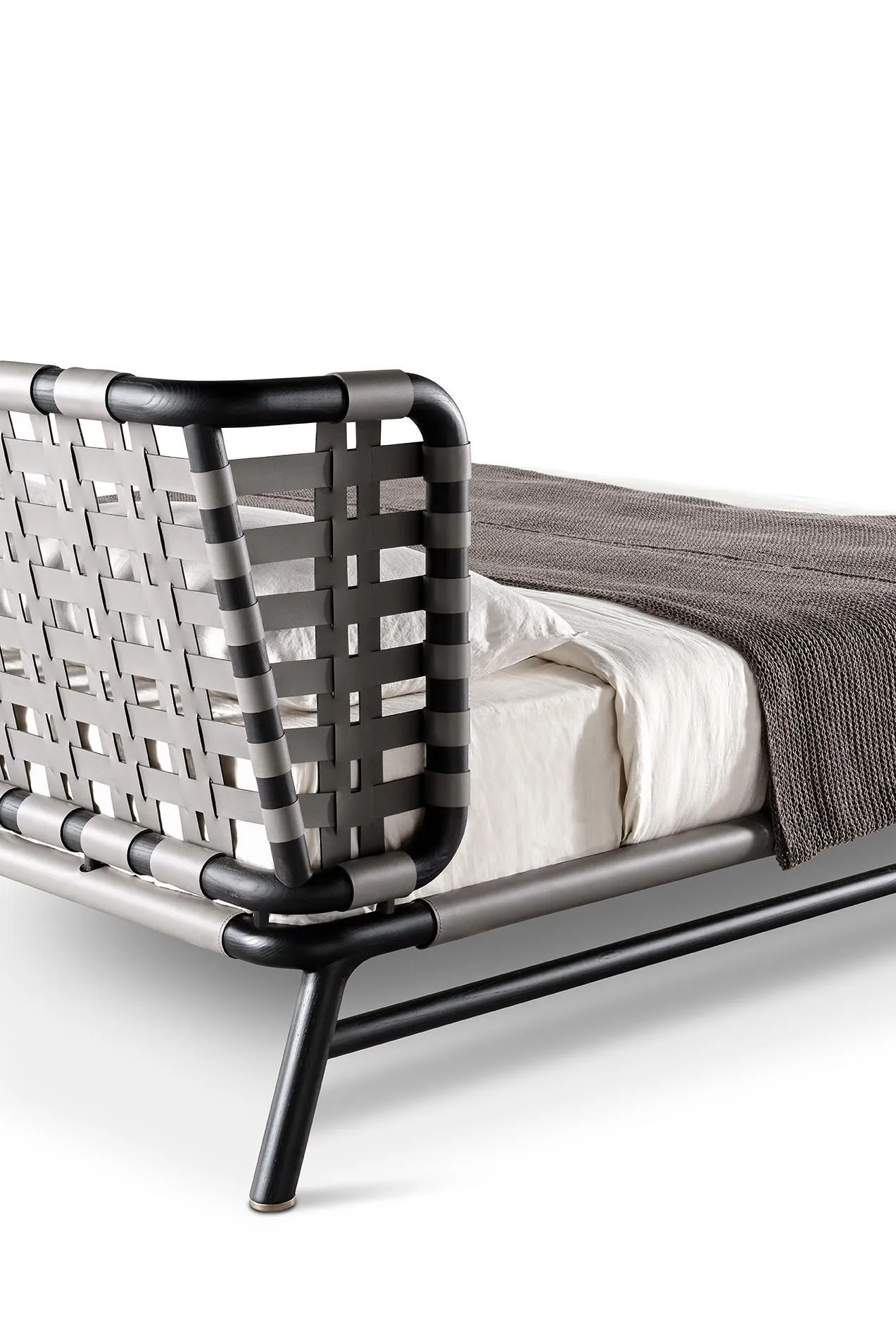 Кровать EDOARDO с кожаным плетением от Meridiani