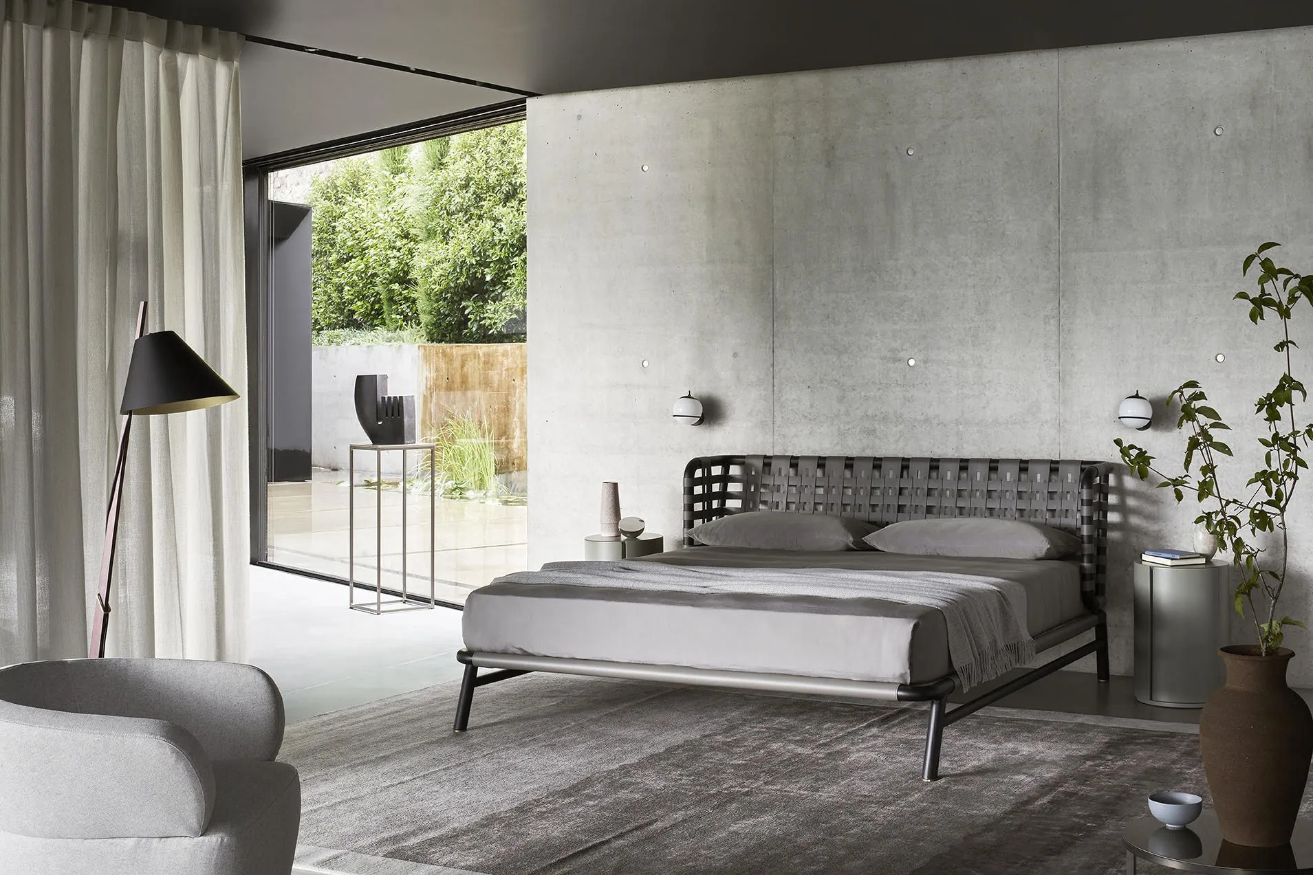 Кровать EDOARDO с кожаным плетением от Meridiani